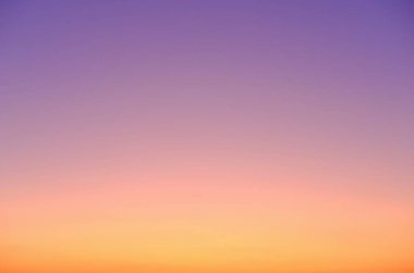 Gökyüzü günbatımının soyut sarı turuncu mor eğimli rengi 