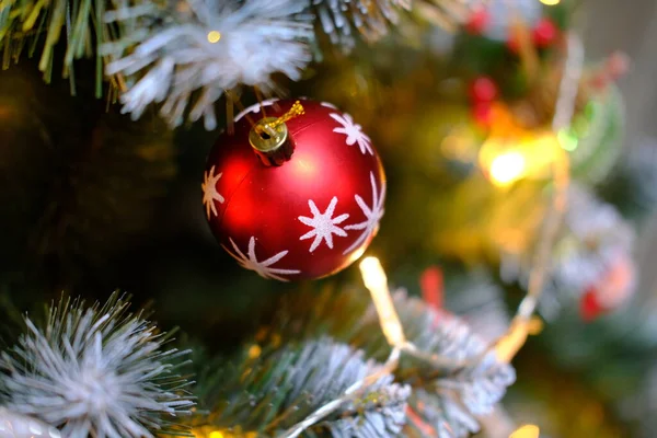 Noel ağacında beyaz yıldızlı kırmızı top