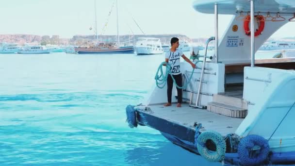 エジプトのロープでヨットを岸に係留している若者エルシェイク16 4月2021. — ストック動画