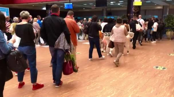 Ludzie na lotnisku w maskach medycznych podlegających kontroli.Turystyka podróżnicza podczas epidemii koronawirusu — Wideo stockowe