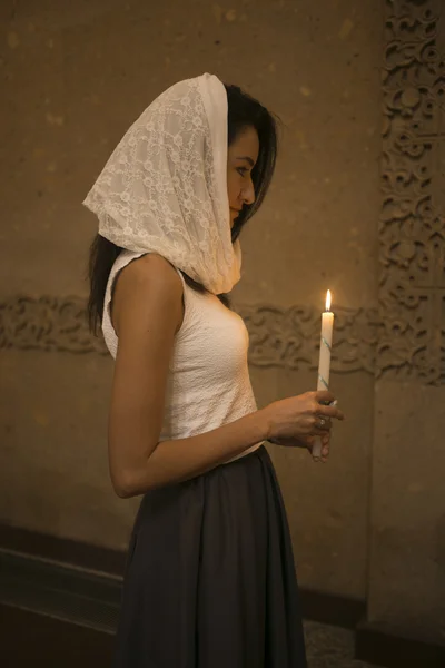 アルメニアの使徒教会で蝋燭を持つ少女 — ストック写真