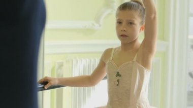 balet hareketleri gösteren