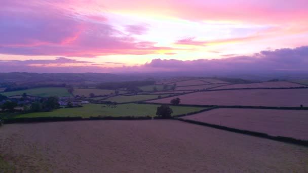イギリスのデヴォンのベリー ポメロイ村の無人機からの畑の上の日没 — ストック動画