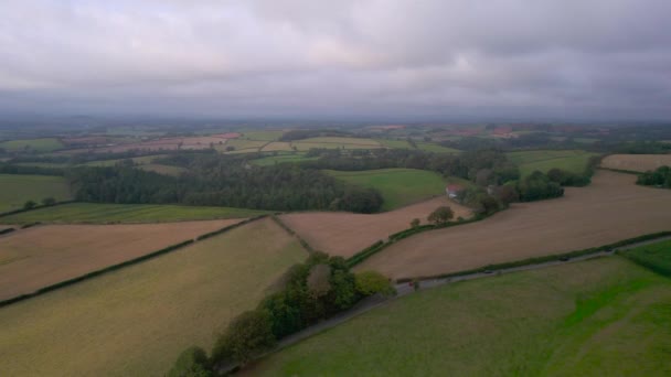 トップダウン イングランドの村 ベリー ポメロイ デヴォン イングランド ヨーロッパのフィールドとメドウズの眺め — ストック動画