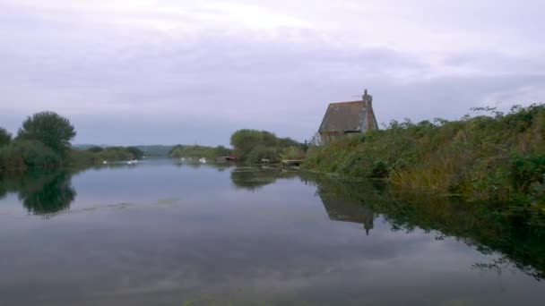 Εξοχική Κατοικία Και Mute Κύκνοι Στον Ποταμό Exe Από Ένα — Αρχείο Βίντεο
