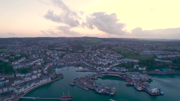 Sunset Över Brixham Marina Och Harbour Från Drönare Brixam Devon — Stockvideo