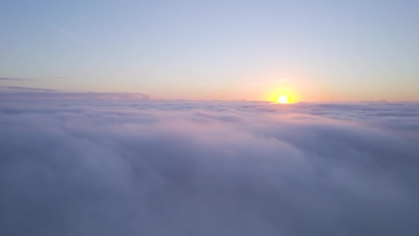 無人機から霧の上で日の出 デヴォン イギリス ヨーロッパ — ストック動画
