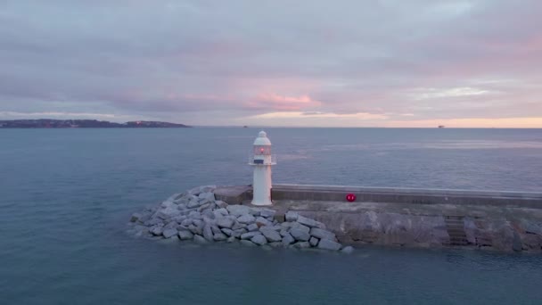 Sunrise Över Brixham Lighthouse Från Drönare Brixham Devon England Europa — Stockvideo