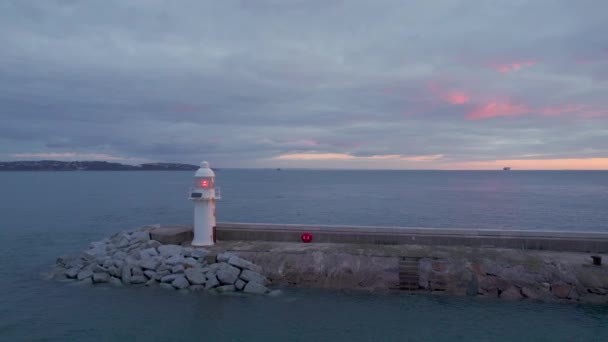 Sunrise Över Brixham Lighthouse Från Drönare Brixham Devon England Europa — Stockvideo