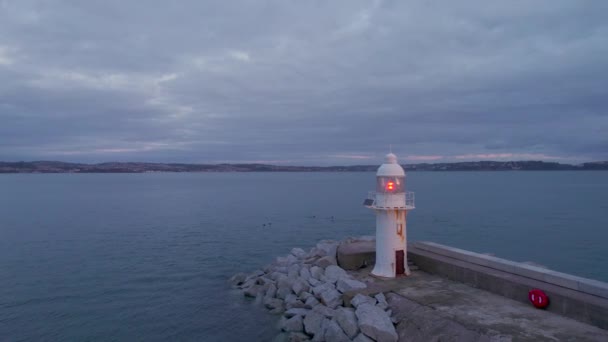 Ανασταση Πάνω Από Brixham Lighthouse Από Ένα Drone Brixham Devon — Αρχείο Βίντεο