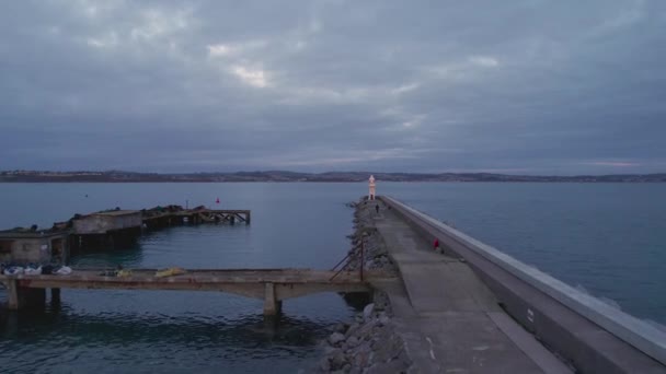 Sunrise Över Brixham Lighthouse Från Drönare Brixham Devon England Europa — Stockvideo