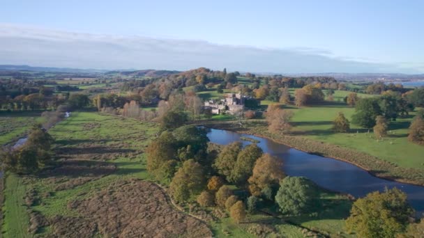 秋の色 エクセター デヴォン イングランド ヨーロッパの無人機からパワーダム城と公園の上のパノラマ — ストック動画
