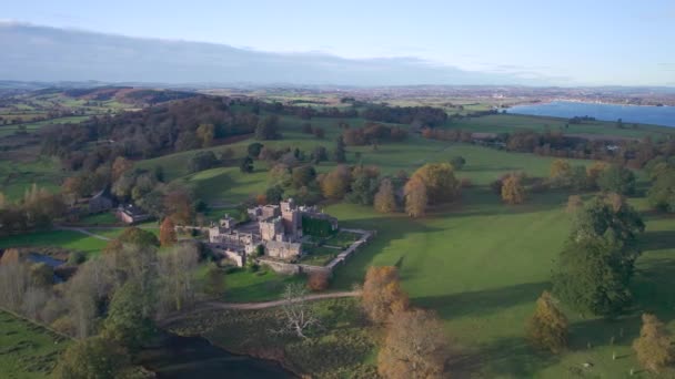 英国德文郡埃克塞特市秋色的无人驾驶飞机俯瞰波德罕城堡和公园的全景 — 图库视频影像