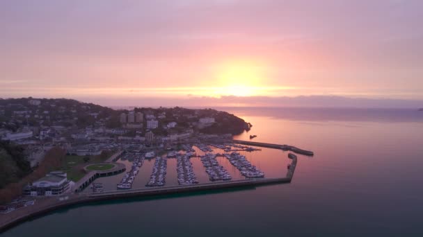 Soluppgång Över Torquay Och Torquay Marina Från Drönare Torbay Devon — Stockvideo