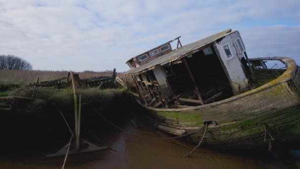 ドローン エクセター デヴォン イングランド ヨーロッパからトプシャムの川の出口で古いボートが難破 — ストック動画