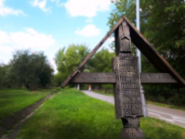 Yazın Kolomenskoye Parkı 'nda, Rusça yazılmış tahtadan yapılmış bir kemerin heykeli.