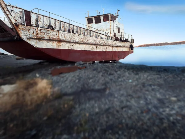 Old Rusty Abandoned Ruined Vessel Abandoned Rusty Ship Rocky Beach — Stock Photo, Image