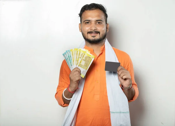 Jovem Agricultor Indiano Sorrindo Com Dinheiro Mão Fundo Branco — Fotografia de Stock