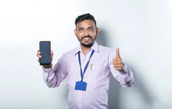 Feliz Indiano Vendedor Mostrando Polegares Com Celular Mão Tela Branco — Fotografia de Stock