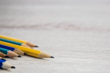 Beyaz ahşap arka planda renkli kalemlerin yakın plan görüntüsü. seçici odak.