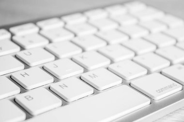 Arkaplanda bilgisayar faresi olan beyaz klavye