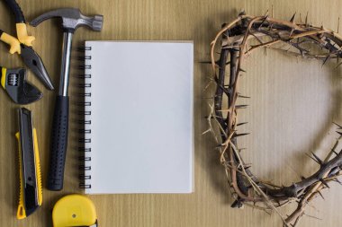 Metin için boş alanı olan siyah ve beyaz tahta tablonun üst görünümü