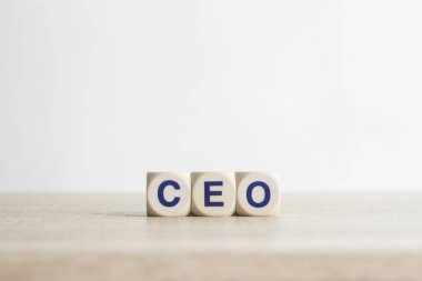 Beyaz bir arka planda tahta küplere yazılmış bir kelime.