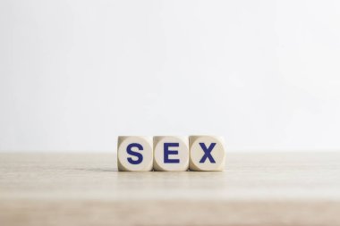 Tahta küplere harflerle kelime riski