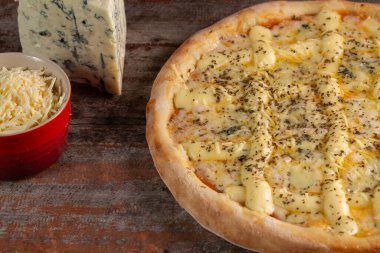 Dört peynirli pizza. Brezilya pizzası..