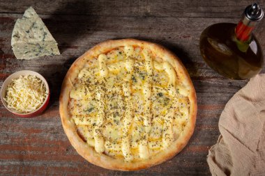 Dört peynirli pizza. Brezilya pizzası..