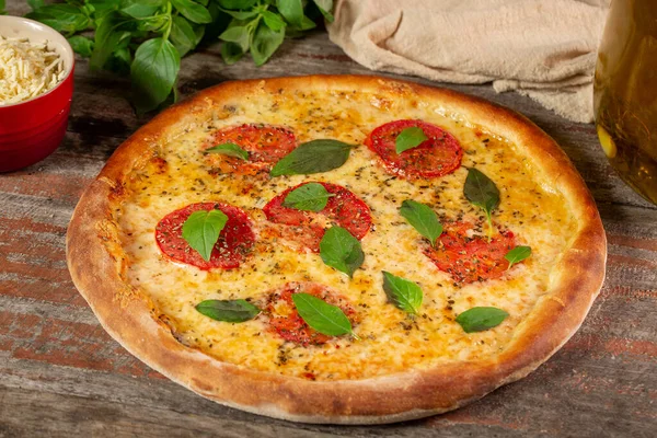 Pizza Margherita Sur Fond Bois — Photo