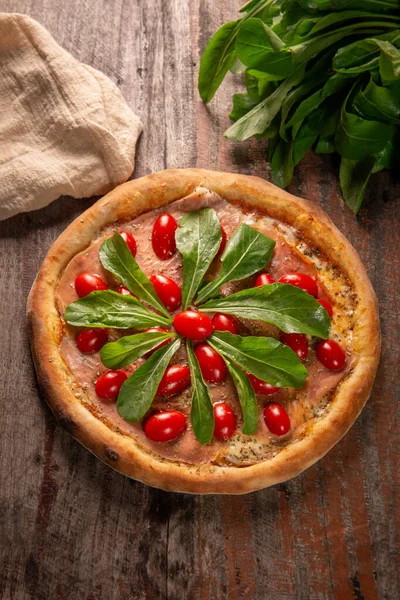 Pizza Com Presunto Parma Rúcula Tomate Cereja — Fotografia de Stock