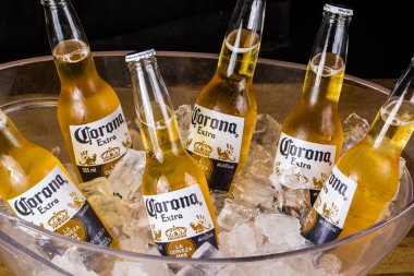 Rio de Janeiro, RJ, Brezilya. 07.01.2022 şişe Corona birası.