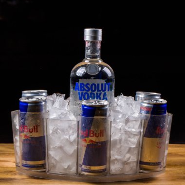 Rio de Janeiro, RJ, Brezilya. 07.01.2022. Bir şişe Absolut votka ve bir kutu Red Bull Energy ile kombo şekersiz içecek. Red Bull dünyadaki en popüler enerji içeceğidir. Kit barda satıldı