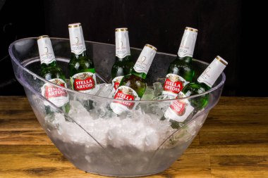 Rio de Janeiro, RJ, Brezilya. 07.01.2022 şişe buzlu Stella Artois birası.