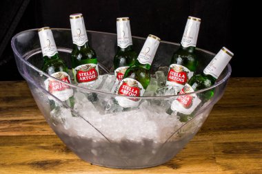 Rio de Janeiro, RJ, Brezilya. 07.01.2022 şişe buzlu Stella Artois birası.