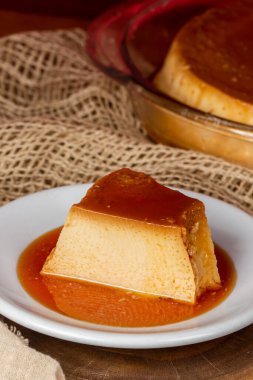 Kırsal alanda beyaz tabakta sütlü puding