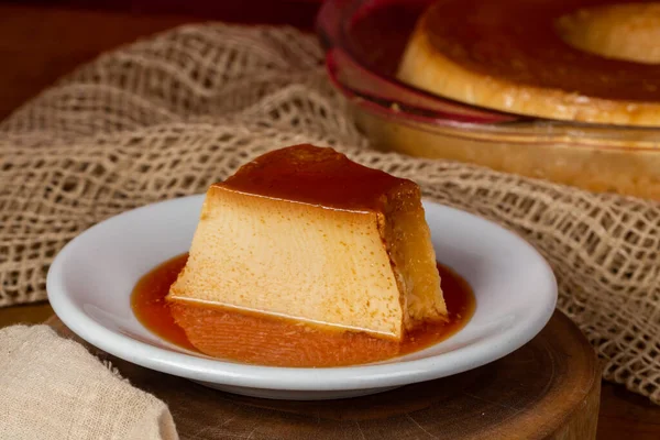 Pudín Leche Plato Blanco Ambiente Rústico — Foto de Stock