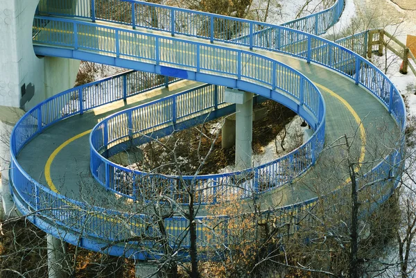 Spiral yaya köprüsü altında Edmonton hafif raylı ulaşım (lrt)