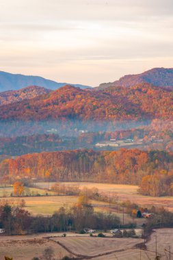 Evin büyük dumanlı dağ altında
