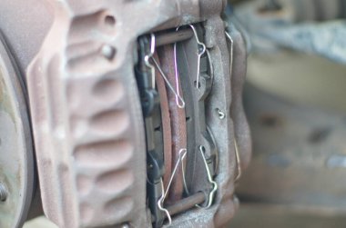 Araba diski freni ve fren yastığı yayı. Fren diskinin kenarındaki pas..