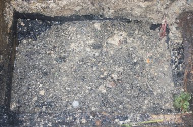Boru yağ lekeleri yüzünden tıkanmış. Toprak ve çöp birikti. Mikrop yuvası..