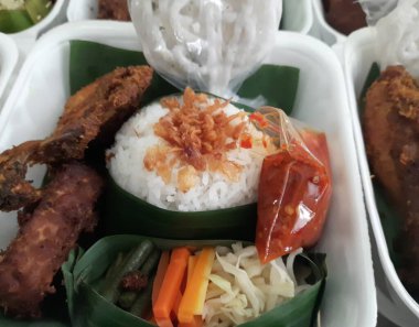 Nasi kutusu. Pirinç ve sebze ve kızarmış tavuk. pirinç ve köpük kutusu.