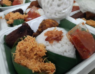 Nasi kutusu. Pirinç ve sebze ve kızarmış tavuk. pirinç ve köpük kutusu.
