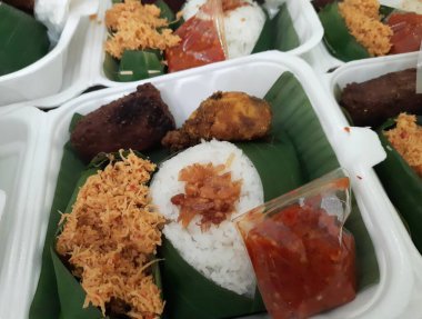 Nasi kutusu. Pirinç ve sebze ve kızarmış tavuk. pirinç ve köpük kutusu.