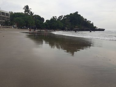 Sabah plajda. Kumsalda kum. 