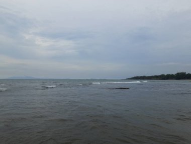 Sabah plajda. Kumsalda kum. 