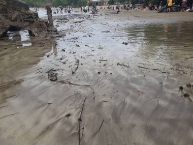 Sabah plajda. Kumsalda kum. 