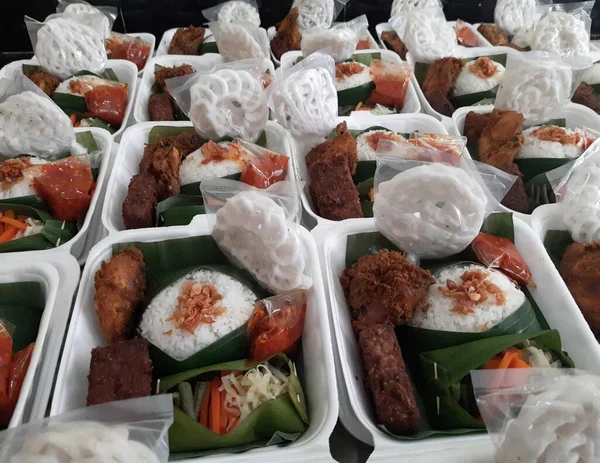 Nasi Kotak Campuran Nasi Dengan Sayuran Dan Ayam Goreng Beras — Stok Foto