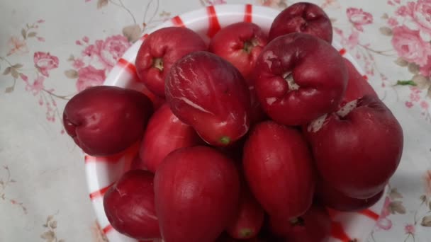 Mamiew Pomerac Malay Apple Syzygium Malaccense分离 盘子里的Jambu Jamaika — 图库视频影像